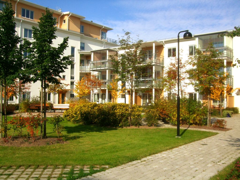 Höstskrudad innergård, av Rolf Hultman Höstskrudad innergård, av Rolf Hultman